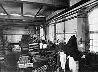 Hornsberg. Kvinnor arbetar i Stora bryggeriets sköljhall.
