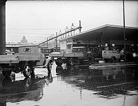 Lastbilar köar för att tanka vid bensinstation på Norra Bantorget efter krigsutbrottet 1939.