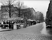 Torghandel längsTunnelgatan vid Norra Latins Högre allmänna läroverk.