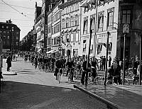 Cyklister längs Stora Nygatan och Kornhamnstorg fram till Triwaldsgränd.