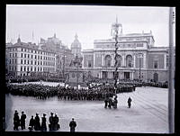 Gustav Adolfs torg. Troligen skolklasser som firar  kung Gustav II Adolf på dödsdagen 6 november.