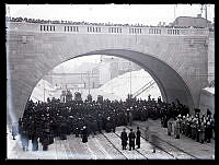 Kungsgatans invigning 24 november 1911. Folkmassor på Kungsgatan och på Malmskillnadsbron. Musikkår spelar.