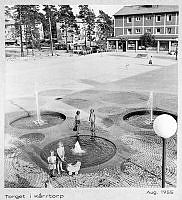 Kärrtorp. Barn runt fontänerna på Kärrtorpsplan i Kärrtorps centrum.