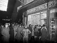 Folksamling läser löpsedlar framför Stockholms-Tidningens annonskontor vid Stureplan 6 i samband med andra världskrigets utbrott.