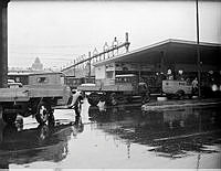 Lastbilar köar för att tanka vid bensinstation på Norra Bantorget efter krigsutbrottet 1939.