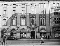 Fasaden till Gustav Adolfs Torg 18. Till gatuplanets affärslokaler finns Svenska Lloyd, Nordisk Resebureau och Svenska Amerika Linjen.