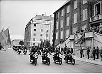 Göta Livgardes regemente genomför en motorcykelkortege längs 
Valhallvägen som avskedsparad inför avvecklingen av regementet. Till höger på Patent- och registreringsverkets trappa syns Kung Gustaf V.