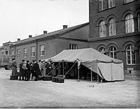 Blivande landsstormssoldater vid inryckning på Göta Livgardes kaserngård.