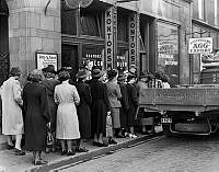 Människor i kö för att köpa ägg vid äggransonering under andra världskriget.