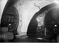 Troligen slottets källare. Stora vinfat i J Cederlunds lagerlokal.
