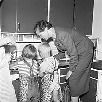 Socialborgarråd Inga Thorsson besöker ett daghem och samtalar med två barn som diskar.