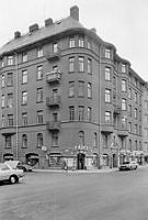 Fasaden till kvarteret Baggen 17 i hörnet Surbrunnsgatan och Roslagsgatan.