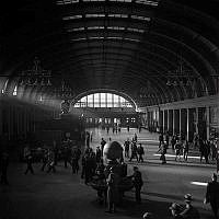 Stora vänthallen på Centralstationen i Stockholm år 1933. En stor ombyggnad under 1920-talet hade förvandlat den tidigare banhallen till vänthall.