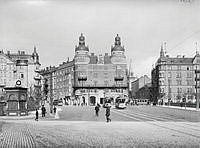 Norra Bantorget, Carlbergska huset, Barnhusgatan 18.Fackförbundet LO köpte huset 1926, och har haft sitt kansli i huset sedan dess. Huset kallas därför även för LO-borgen