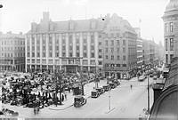 Hötorget med torghandel, grönsaks- och blomsterförsäljare framför varuhuset PUB.
Hörnhuset mot Kungsgatan invigdes 1917.