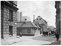 Luntmakargatan söderut strax före korsningen med Markvardsgatan. T. v. Luntmakargatan 62 nuvarande 92 / Markvardsgatan 4.