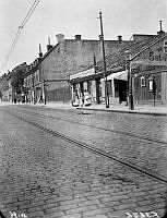 Butiker vid Hornsgatan 76-78. Två kvinnor och ett barn utanför Gustaf Nilssons färghandel. Platsen är idag Bysistorget.