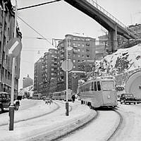 Katarinavägen. Spårvagnen tar sig fram genom snön ner mot slussen.
