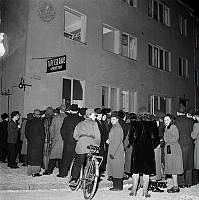 Bomber över Stockholm. Folksamling vid söndersprängda fönster på Vetegatan efter de ryska flygbomberna.