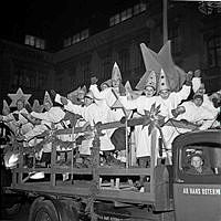 Stjärngossar på lastbilsflak i Luciakortege i Stockholm 1946.