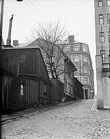 Vy väster ut längs Svartensgatan 38-32, kvarteret Kungen. 
I fonden Fiskargatan 14, kvarteret Häckelfjäll, och till höger kvarteret Höga Stigen. Större.