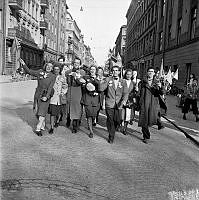 Fredsdagen den 7:e maj 1945.
Glada och flaggviftande människor firar freden längs Kommendörsgatan.