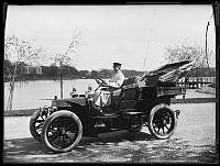 Konsul Wicanders bil. Wicanderska automobilen 1905. I bakgrunden gamla laboratoriet.