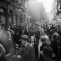 Fredsdagen den 7:e maj 1945. Folkmassor längs Jakobsbergsgatan firar freden.