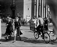 Cykelbud på Kungsgatan vid Hötorget med Konserthuset i bakgrunden.