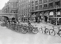 Cyklar i en ny sorts cykelställ på Kungsgatan. På andra sidan gatan syns Café Prag vid Kungsgatan 29.