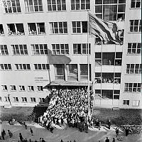Fredsdagen den 7:e maj 1945 i Stockholm. 
På flickskolan Lyceums skolgård har flickorna samlats för att fira freden.