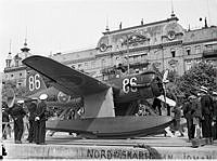 Ett sjöflygplan uppställt vid Strandvägen under försvarets dag i Stockholm.