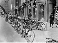 Cykelparkeringar på Kungsgatan vid Kungsbron och vid entrén till Blue Heaven.