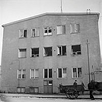 Gaveln till huset i hörnet Vetegatan och Eriksdalsgatan med trasiga fönster efter ryska flygbomber som släpts över Stockholm.