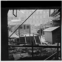 Ny tunnelbanestation är under byggnad vid Slussen. I fonden Sjömanshemmet.