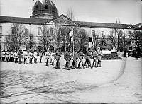 Artillerigården. Röda korssoldater på marsch. I bakgrunden Artillerimuseum, från 1943 Armémuseum, och Hedvig Eleonora kyrka.