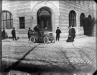 Kungsträdgårdsgatan 16. Bil framför Hernösands enskilda banks entre.