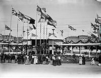 Logårdstrappan dekorerad för mottagning av arvprins Gustav Adolf och prinsessan Margaretha efter bröllopet.