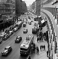 Kungsgatan västerut mot Sveavägen, från Malmskillnadsgatan. Trådbussar vid hållplats.