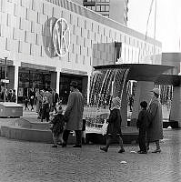 Farsta centrum med NK-varuhuset och fontänskulptur.