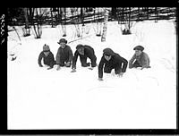 Tyresöskogen. Fem pojkar i snön som spanar efter björn.