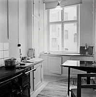 Kök i gårdshus på Maria Skolgata 42. Spis och bord.