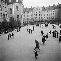 Ringvägen 23, Maria folkskola, nuvarande Mariaskolan. Barn leker på skolgården.