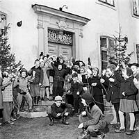 Åkeshovs Slott. Slottet användes efter krigsåren som skollokal. Skolbarn har rast och leker på gården.