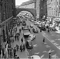 Folkliv på Kungsgatan. Gatumiljö. Vy mot Malmskillnadsbron.