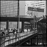 Det provisoriska brosystemet vid byggnationerna kring nuvarande Sergels Torg. I bakgrunden t.v. femte hötorgshuset.