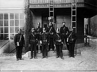 Johannes brandstation. Brandmän med gasmasker på gården.