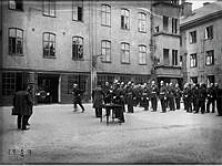 Johannes brandstation. Medaljutdelning på gården.