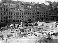 Kungsholmens brandstation under bygggnad. I bakgrunden Kronobergsgatan och kvarteret Lavetten.