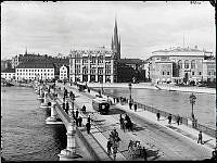Vasabron sedd mot norr vid sekelskiftet 1900. Prinsens stall och Centralpalatset i fonden.